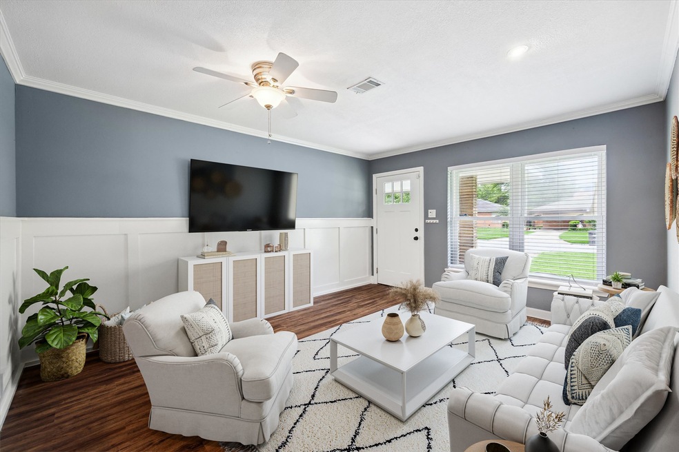 1035 W 30th St, Houston, TX 77018 - photo 1