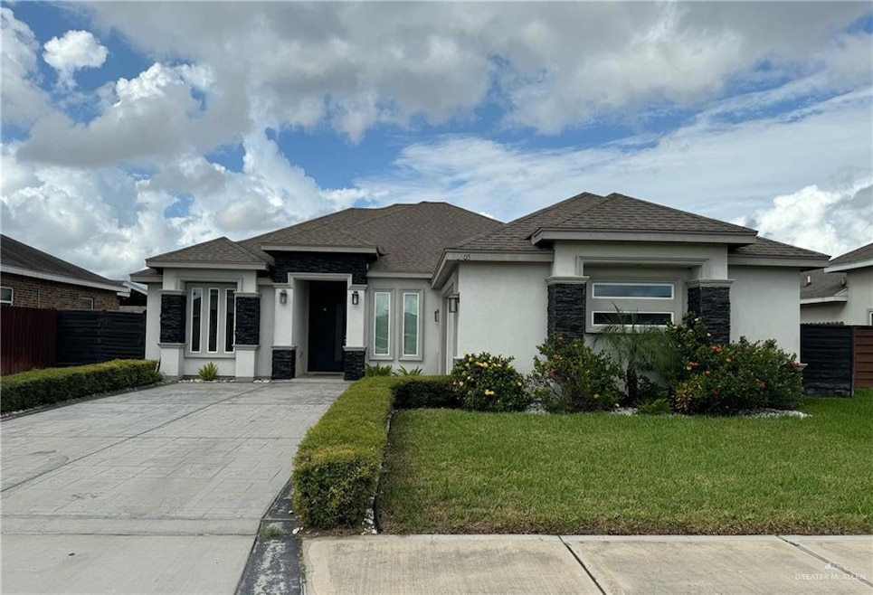 Prairie-style home with a front yard