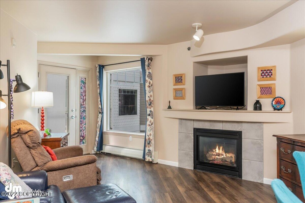 03-Living Room_MAX1549