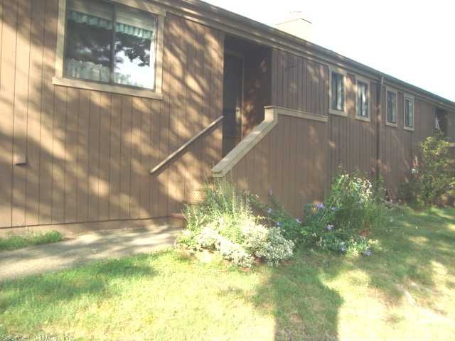 487 Commanche Ln unit B, Stratford, CT 06614 - photo 1