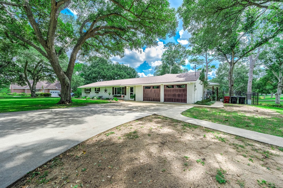 531 College St, East Bernard, TX 77435 - photo 1