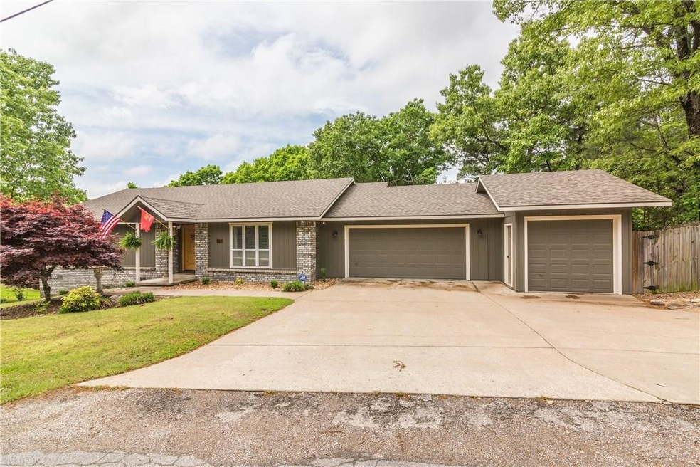 137 Mayfair Dr, Bella Vista, AR 72715 - photo 1