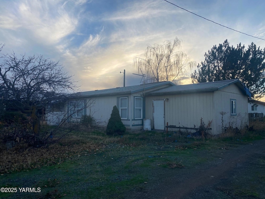 6263 Ashue Rd, Wapato, WA 98951 - photo 1
