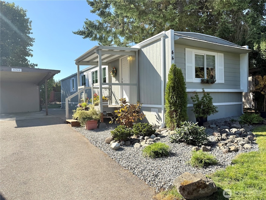 Lovely landscaping, fully updated!