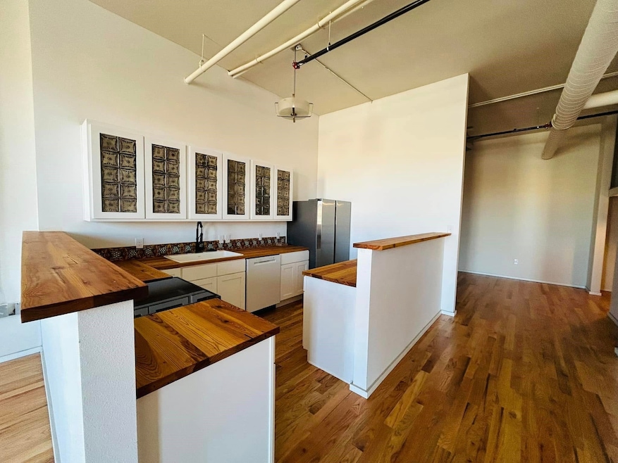 201 E Chambers St unit 205, Cleburne, TX 76031 - photo 1