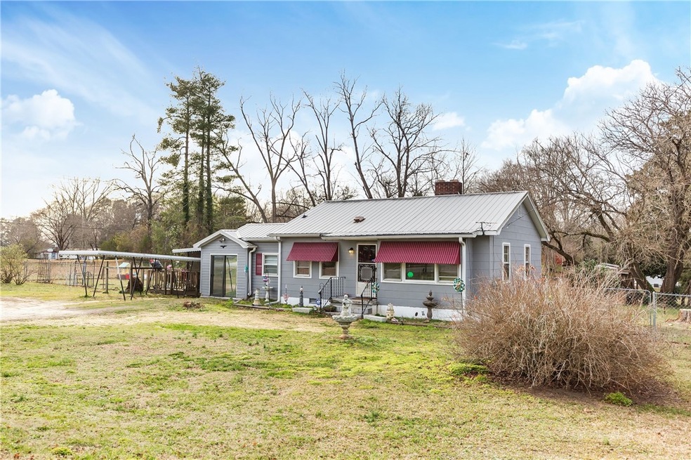 104 S Maple St, Walhalla, SC 29691 - photo 1