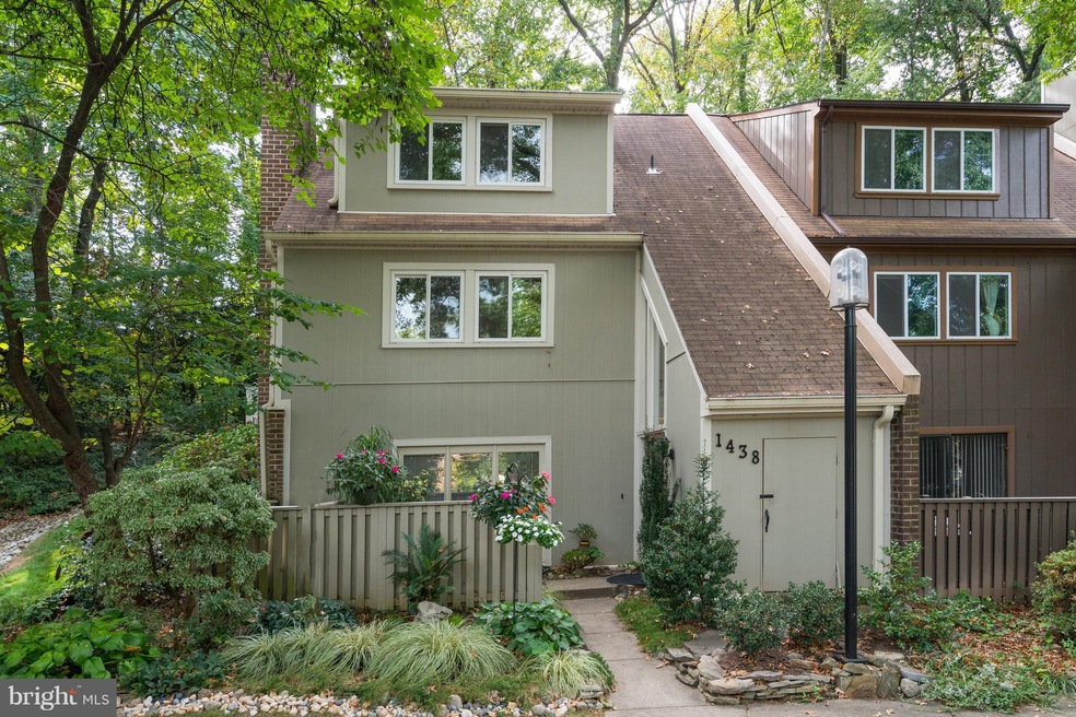 1438 Greenmont Ct, Reston, VA 20190 - photo 1
