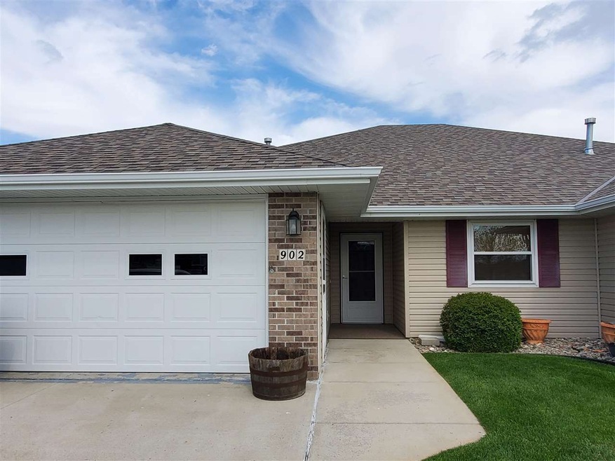 902 Jonathan Cir, Norfolk, NE 68701 - photo 1