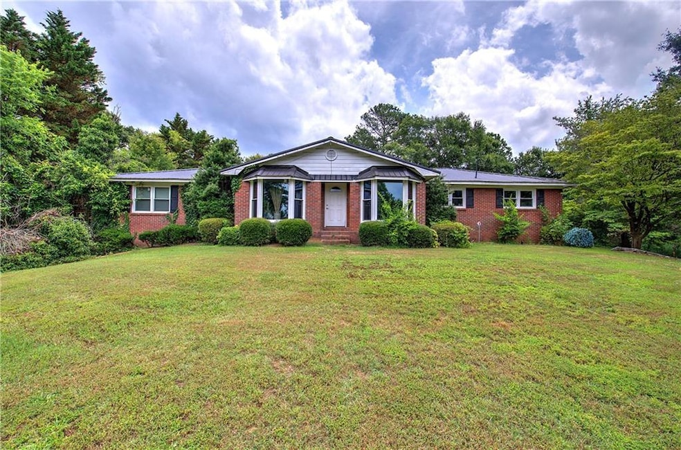 Ranch-style house featuring a front yard