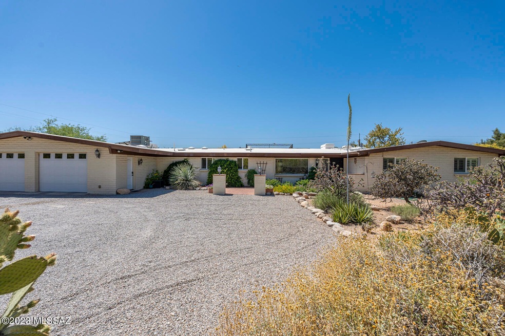 Welcome to 7001 N Edgewood Pl!