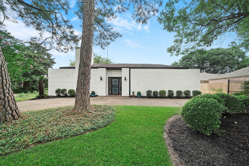 802 Briar Hill Dr, Houston, TX 77042 - photo 1