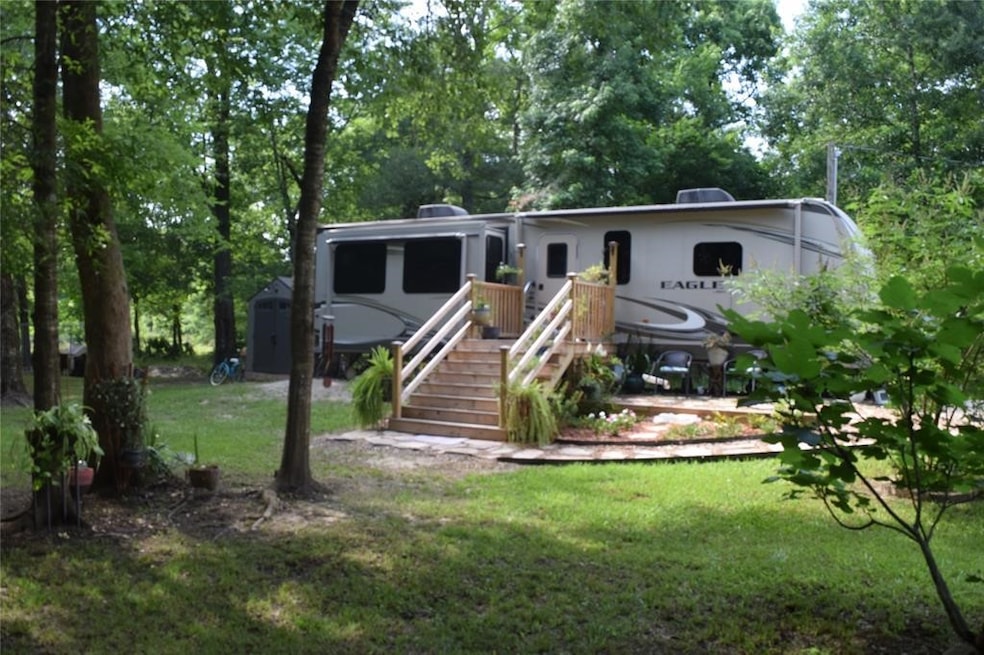 Photo is for virtual staging only...no RV on lot r