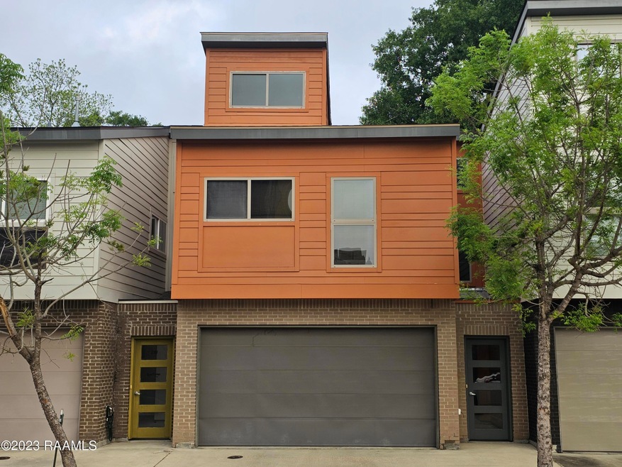 208 Highland Oaks Ln
