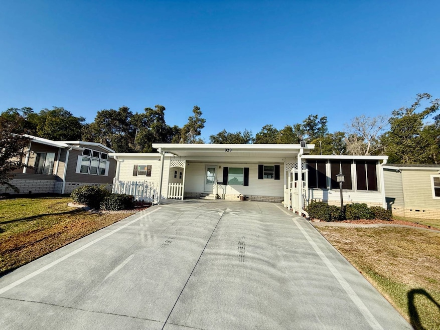 929 W Norman St, Lady Lake, FL 32159 - photo 1