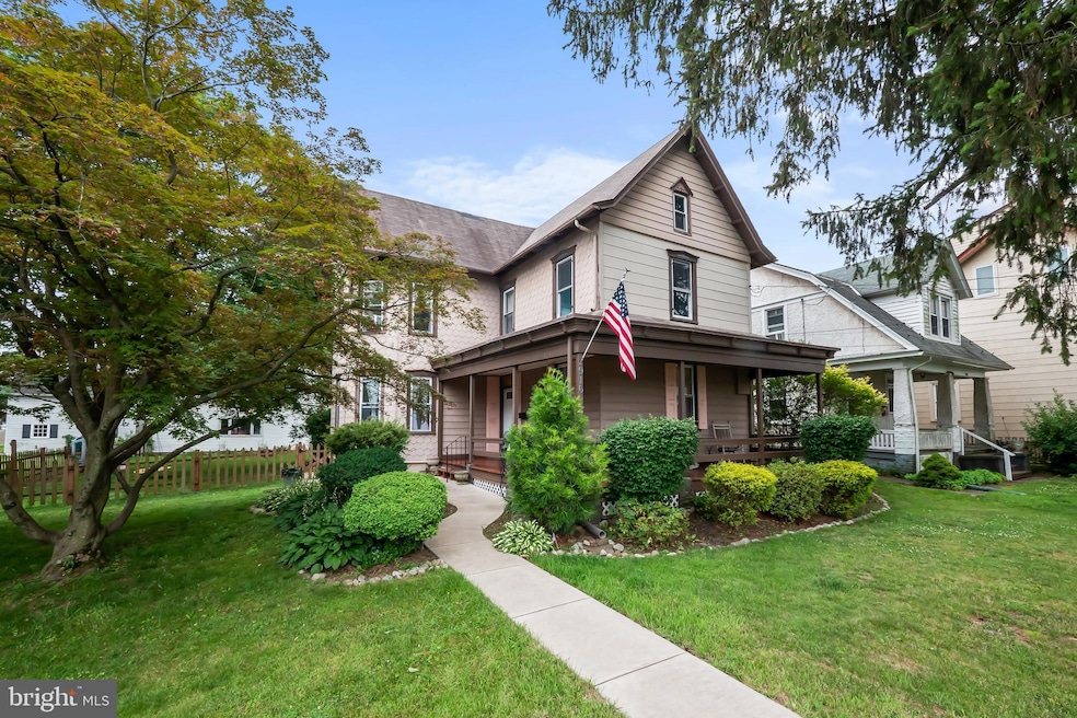 916 Juniper St, Quakertown, PA 18951 - photo 1