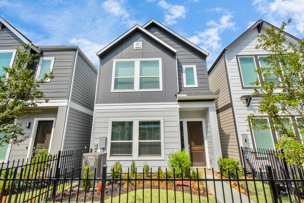 703 Strawberry Pines Ct, Houston, TX 77009 - photo 1