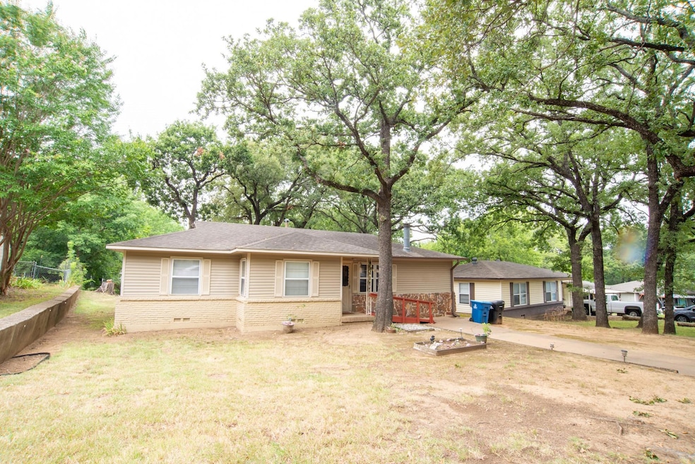 1129 Oak Ridge Dr, Denison, TX 75020 - photo 1