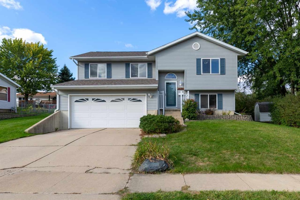 1631 Aspen Dr, Waterloo, IA 50701 - photo 1