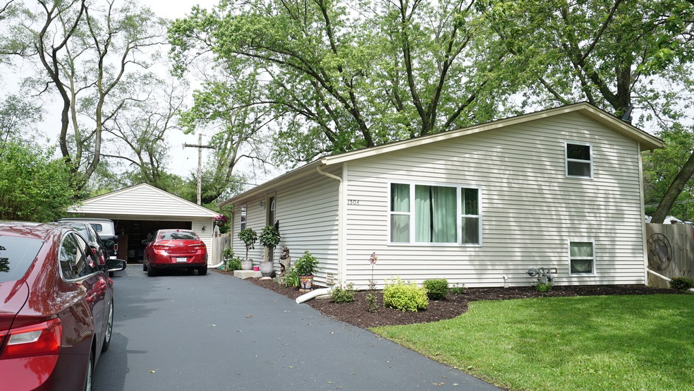 1504 Amarillo Dr, Carpentersville, IL 60110 - photo 1