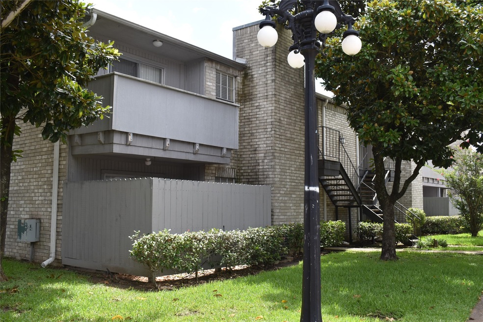9700 Leawood Blvd unit 1702, Houston, TX 77099 - photo 1