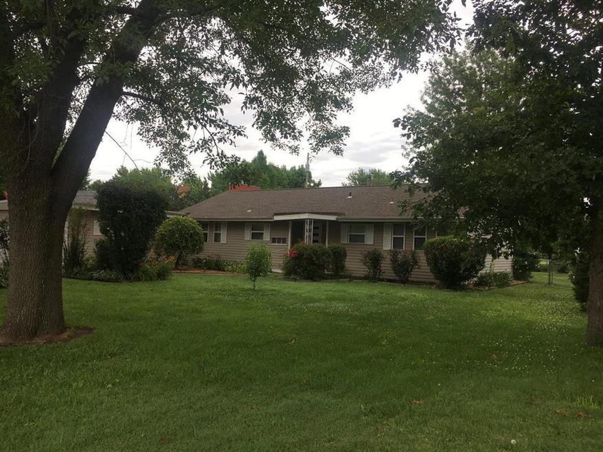 313 Leawood Dr, Parsons, KS 67357 - photo 1