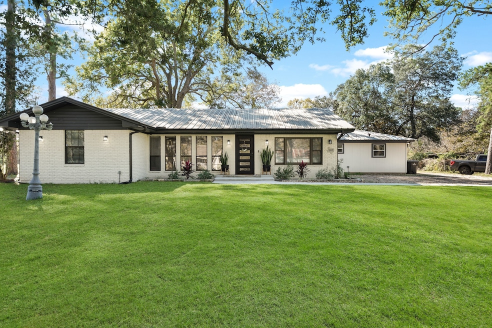 2537 Gates Rd, Alvin, TX 77511 - photo 1