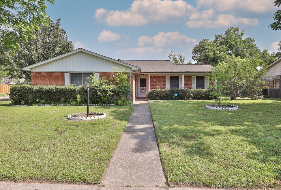 958 W Bertrand St, Houston, TX 77088 - photo 1