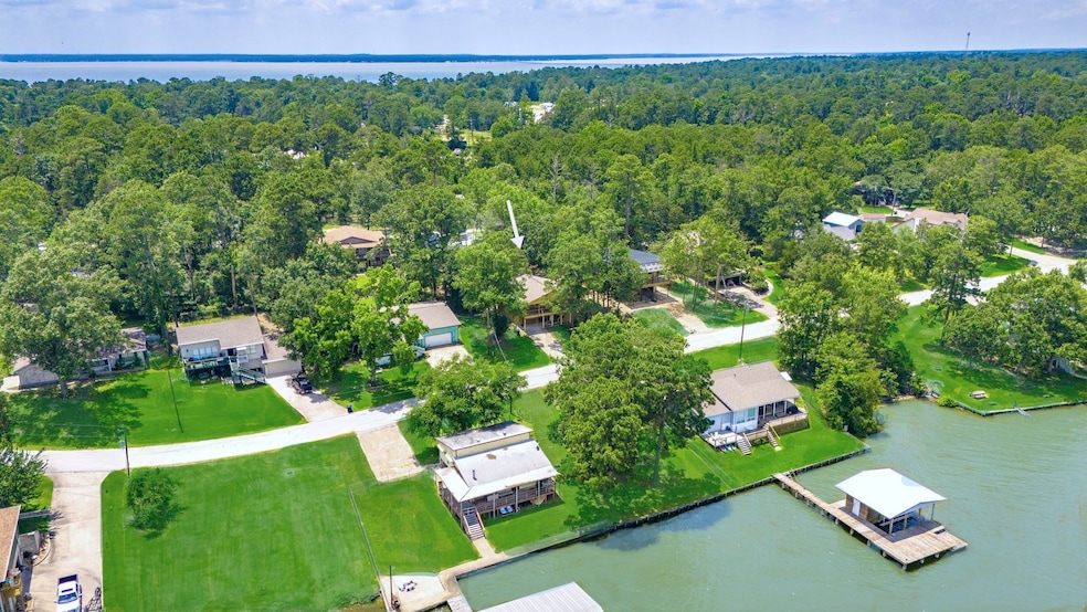 This photo showcases a serene lakeside neighborhoo