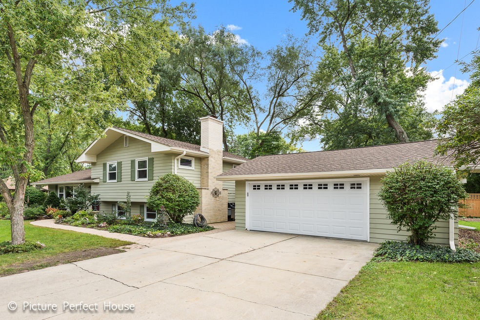 406 Robin Hill Dr, Naperville, IL 60540 - photo 1