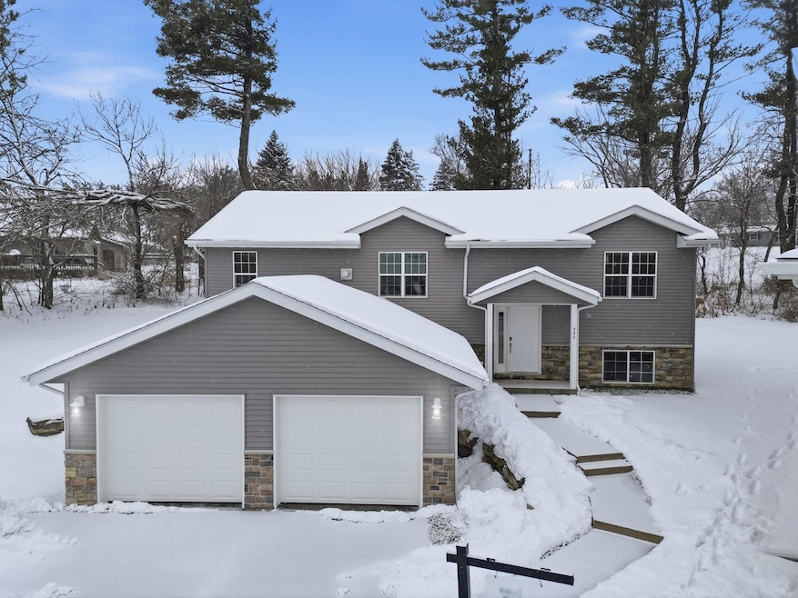 330 Waite Ln, Platteville, WI 53818 - photo 1