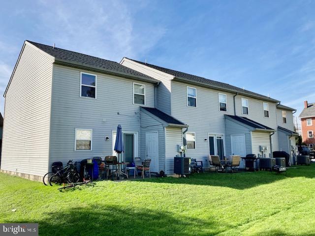 526 E Main St, New Holland, PA 17557 - photo 1