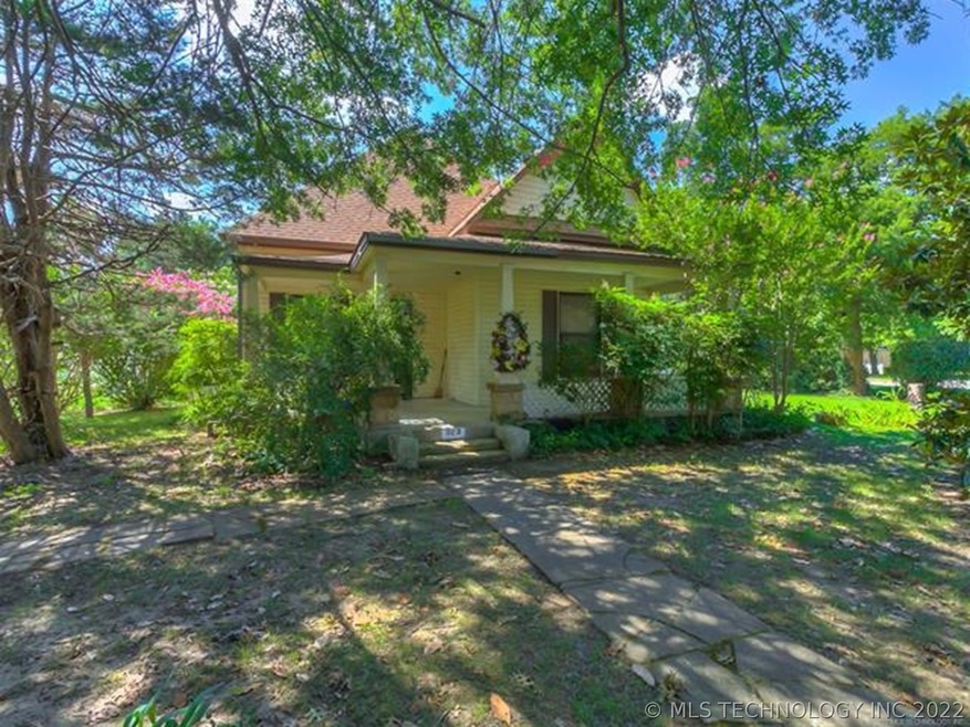 323 N Choctaw Ave, Claremore, OK 74017 - photo 1