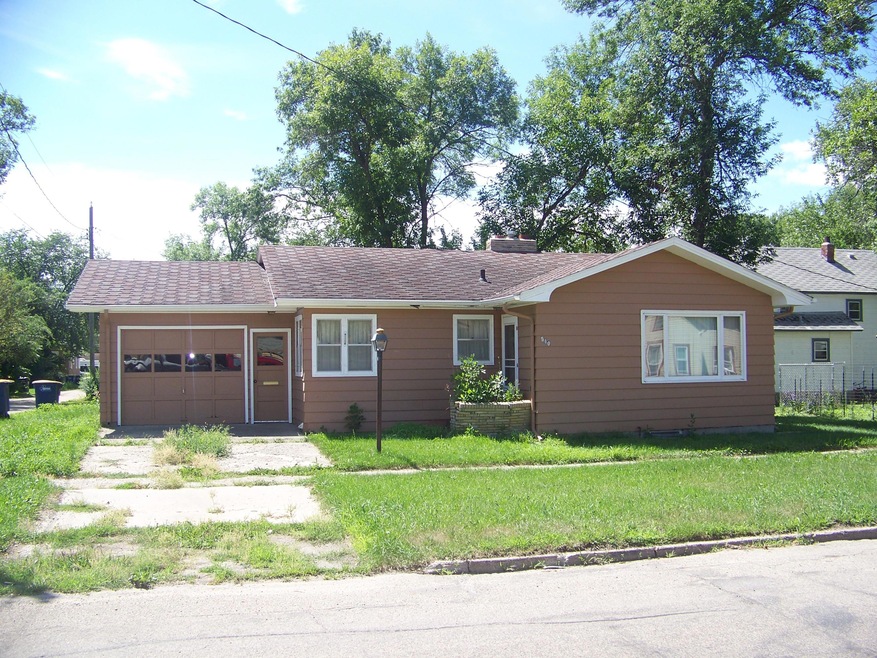 510 4th St NE, Jamestown, ND 58401 - photo 1