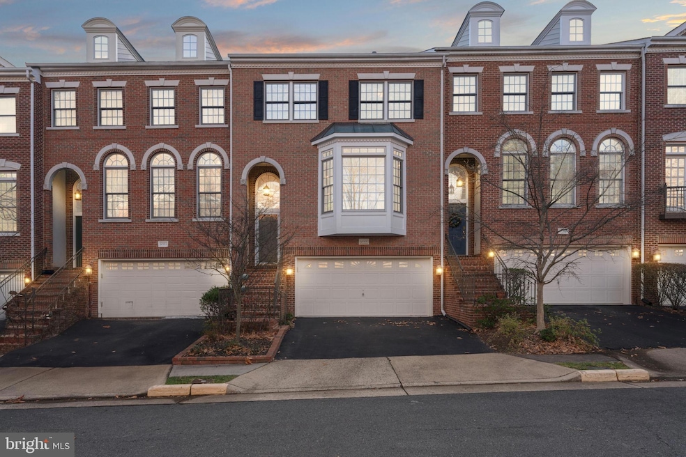 10355 Fitzpatrick Ln, Oakton, VA 22124 - photo 1