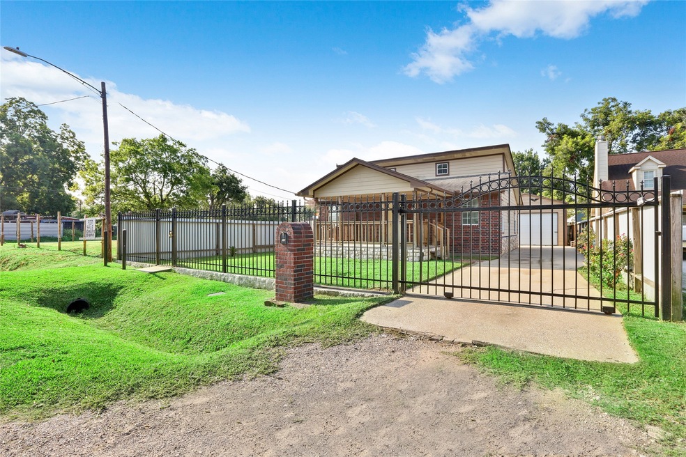 939 Glen Ave, Houston, TX 77088 - photo 1