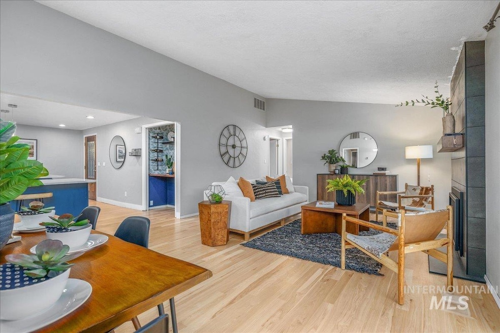 387 W Pickerell Ct, Boise, ID 83706 - photo 1