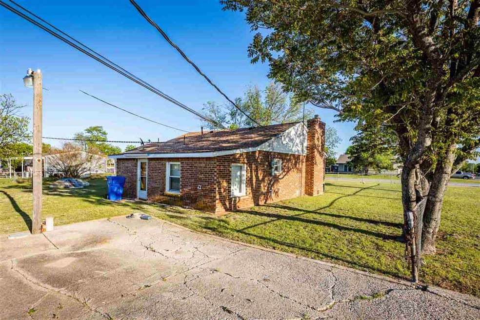 211 C Ave, Cache, OK 73527 - photo 1