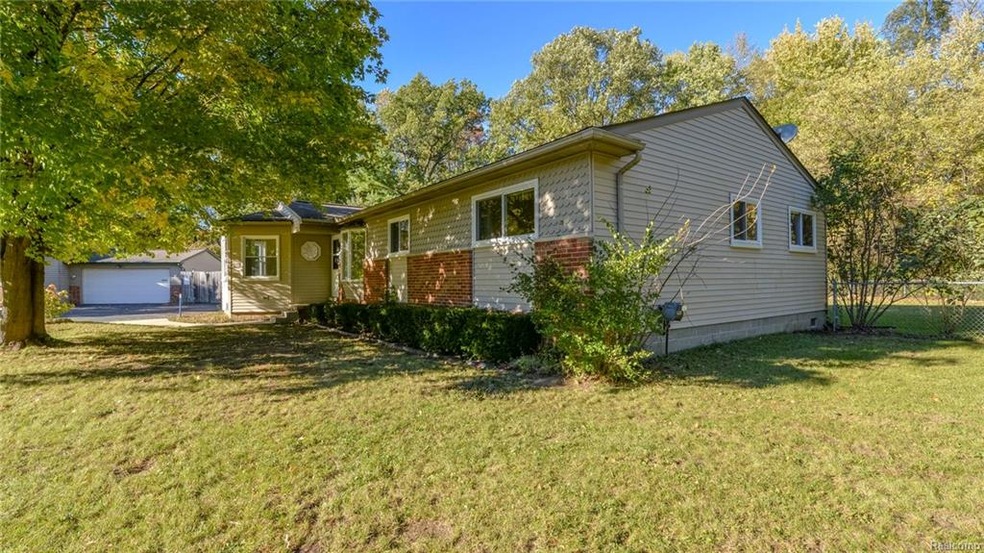 1721 Henbert Ct, West Bloomfield, MI 48324 - photo 1