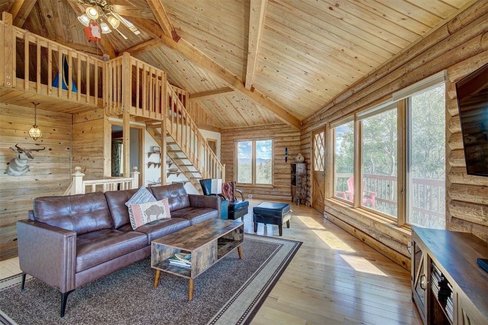 Open concept living room - 938 Ute Trail
