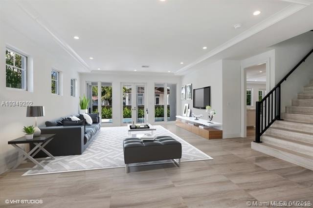 LARGE LIVING ROOM