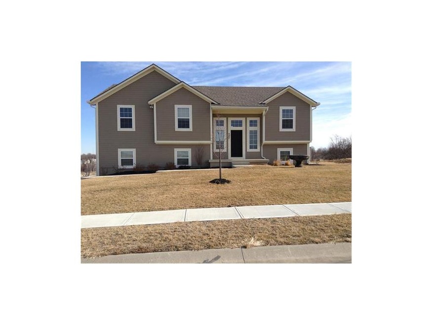 527 Buffalo Dr, Raymore, MO 64083 - photo 1