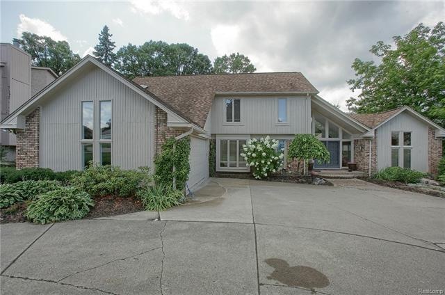 Front.jpg roomy driveway with plenty of parking sp