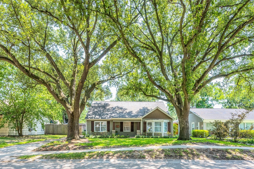 1607 Gardenia Dr, Houston, TX 77018 - photo 1