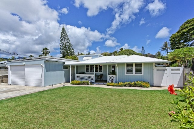 Charming and welcoming! Manicured front yard with