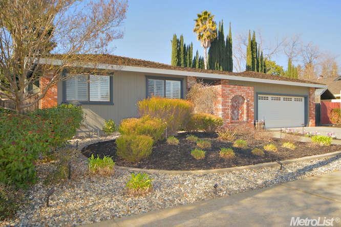 HIDDEN GEM, YOUR PERSONAL OASIS! Understated luxur