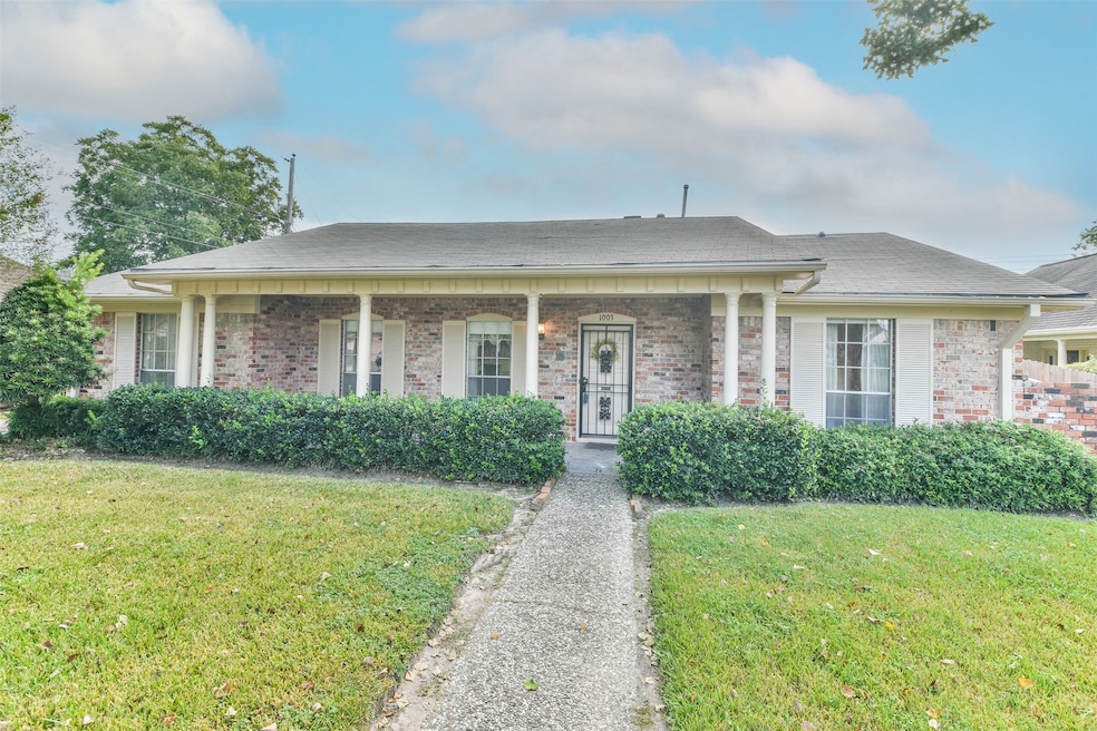 1003 Creekmont Dr, Houston, TX 77091 - photo 1