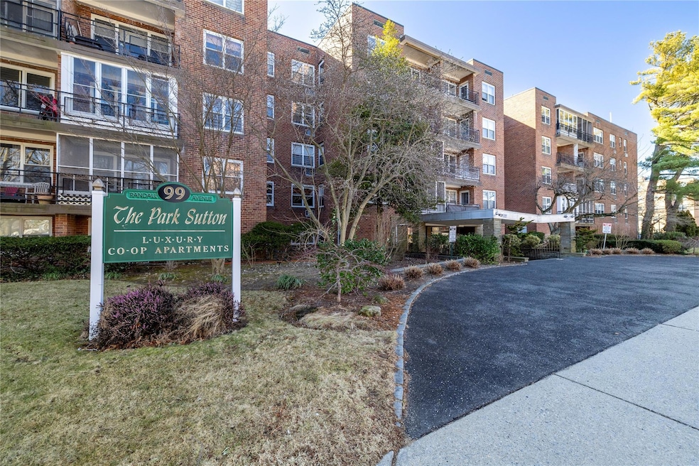 99 Randall Ave unit 4 R, Freeport, NY 11520 - photo 1