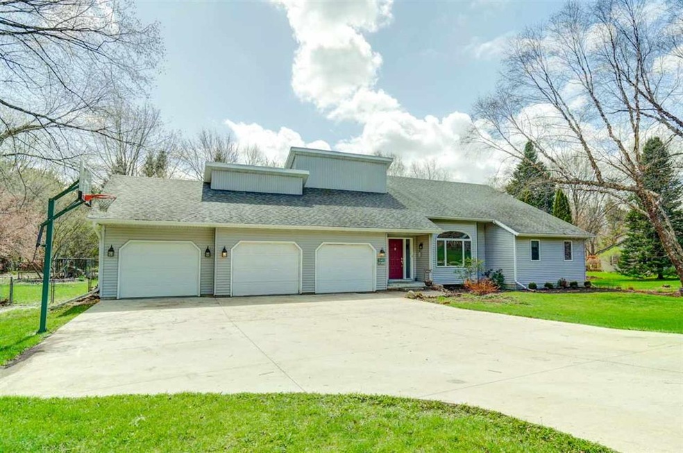 5637 Vineyard Rd, Fitchburg, WI 53575 - photo 1