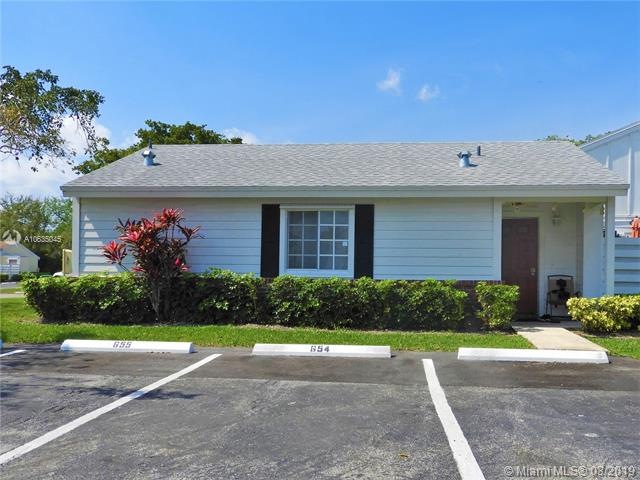 Beautiful townhome in the highly desired Country W
