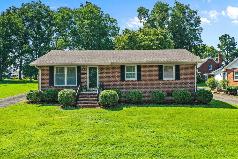 205 E Fairview Dr, Oxford, NC 27565 - photo 1